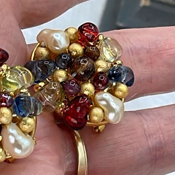 Vintage Liz Claiborne clip beaded faux pearl earrings - Picture 7 of 10